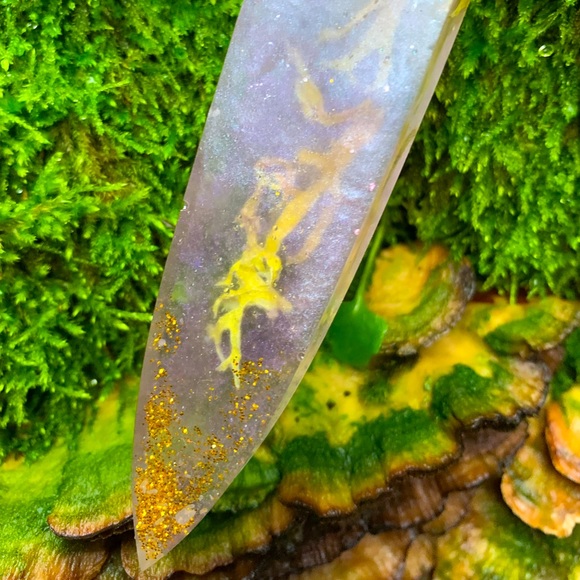 Pink clover and lichen resin dagger wall hanging - Picture 3 of 12